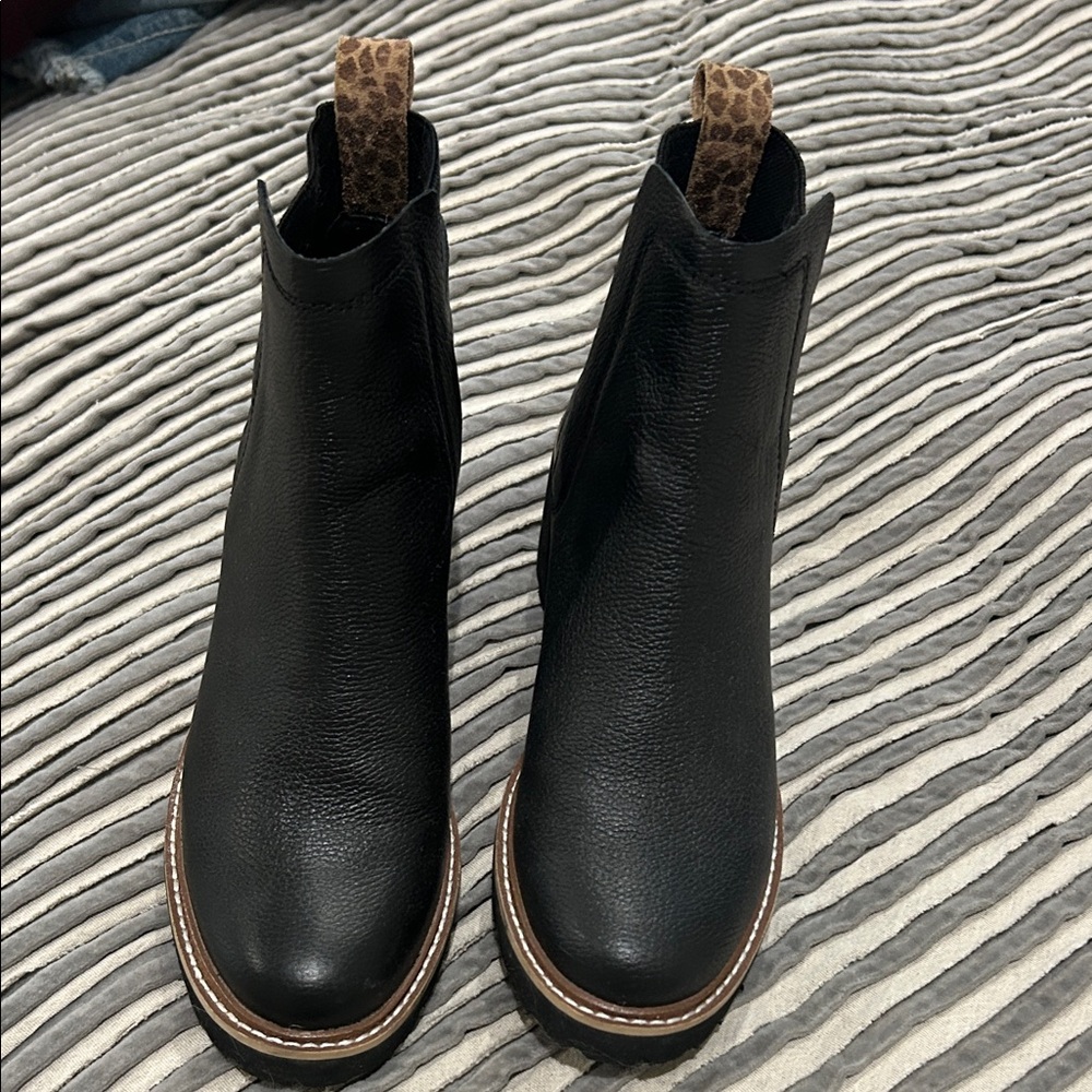 Dolce Vita Size 7 Elegant Black Ankle Boots with Leopard Accent- worn once